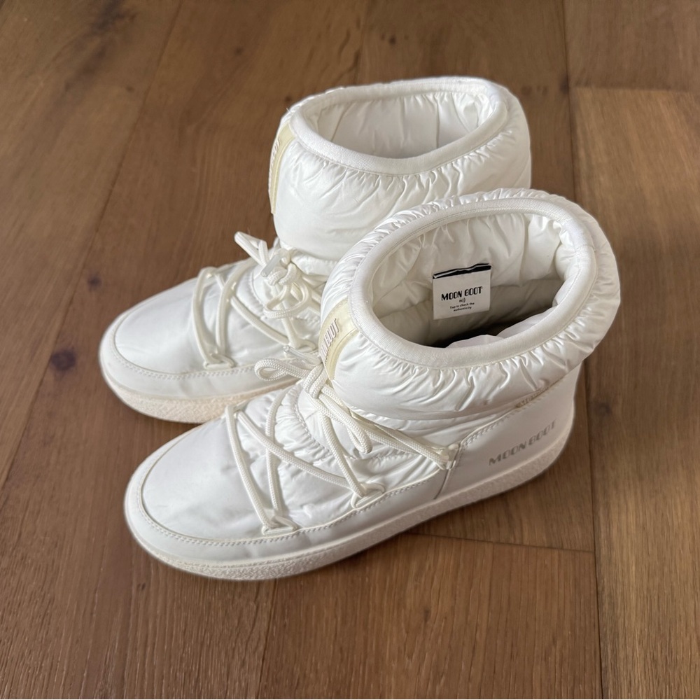 Authentic Moon Boot - US Size 7 LTrack Low White Nylon Boot